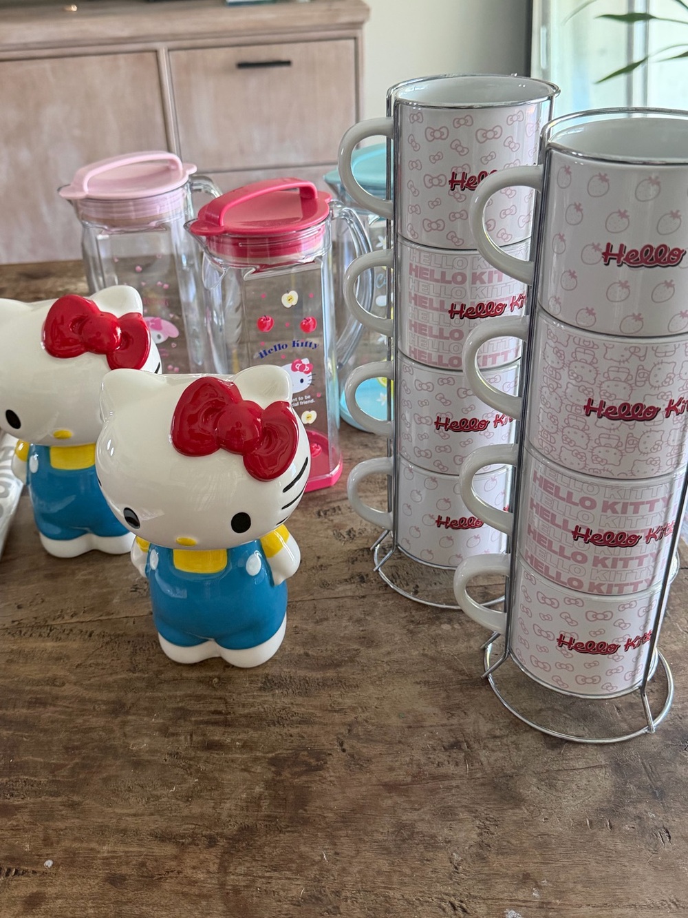 Hello Kitty party bndl Stackable Mugs(2 sets) 
Poster, vases/lg mugs, 3 pitchers